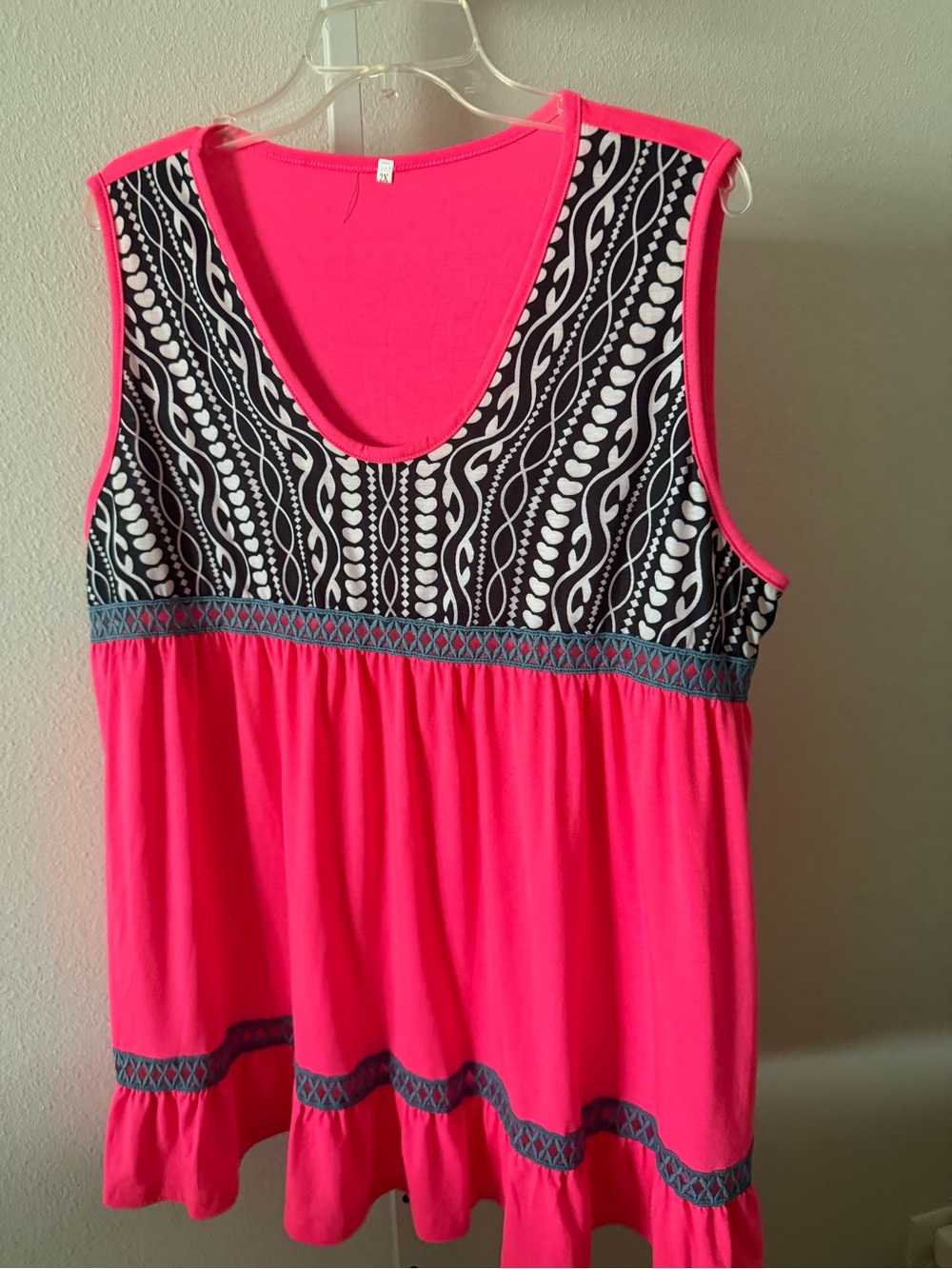 NWOT-Women’s Pink Sleeveless Scoop Neck Tank Top with Black Patterned Yoke